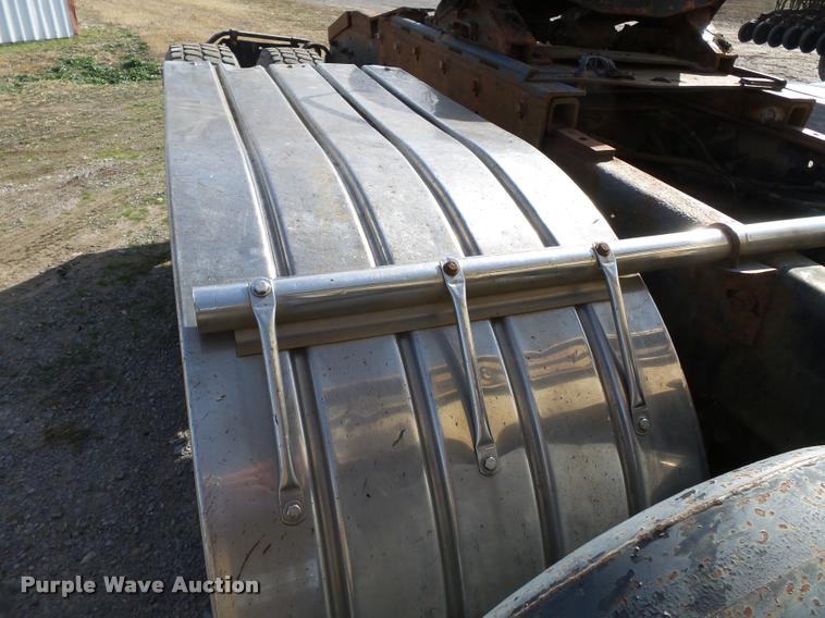 image for item K3423 1993 Freightliner FLD semi truck