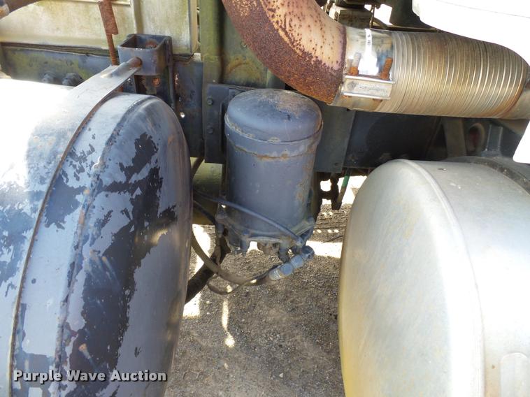 image for item K3423 1993 Freightliner FLD semi truck