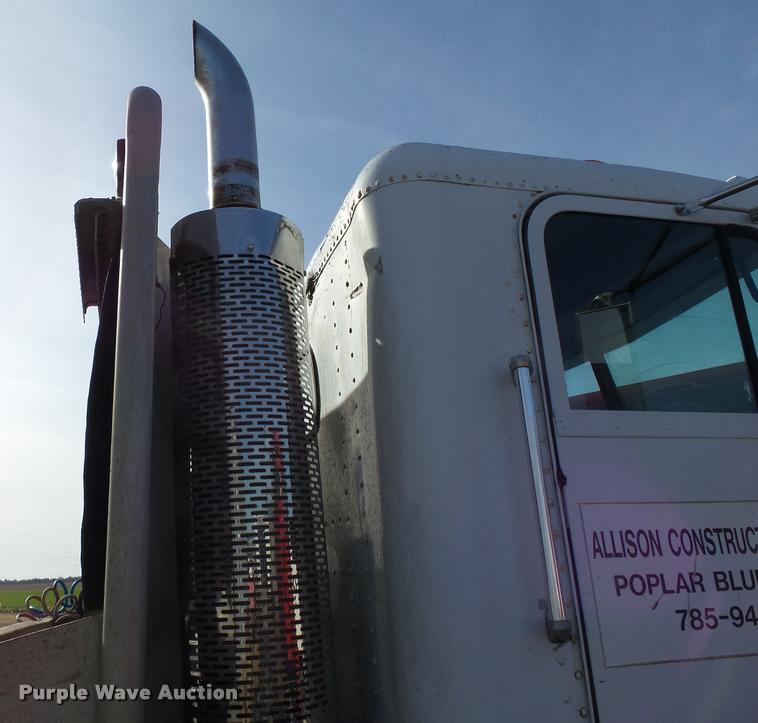 image for item K3423 1993 Freightliner FLD semi truck