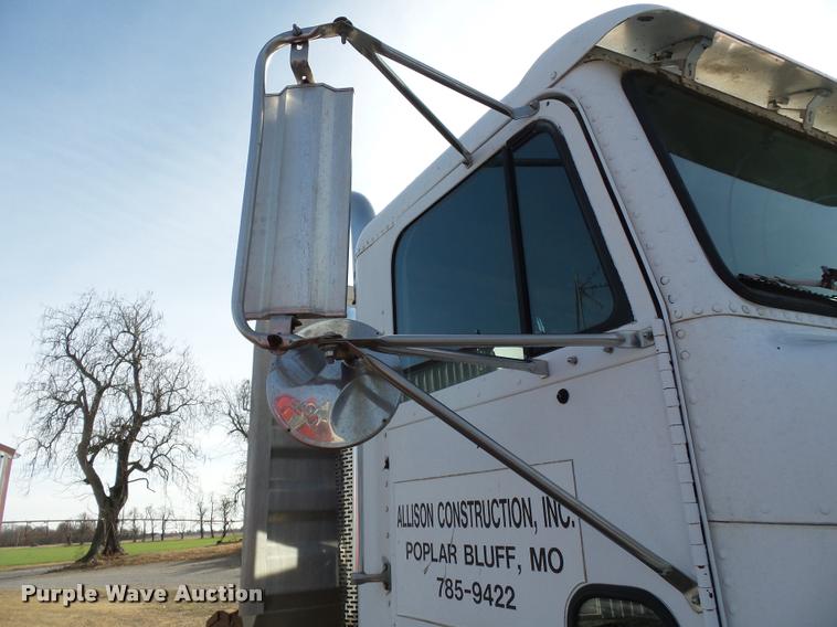 image for item K3423 1993 Freightliner FLD semi truck