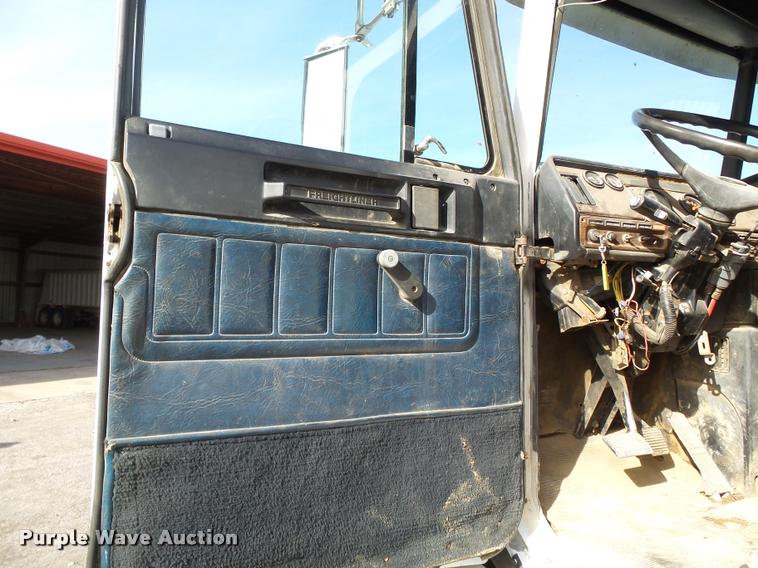 image for item K3423 1993 Freightliner FLD semi truck