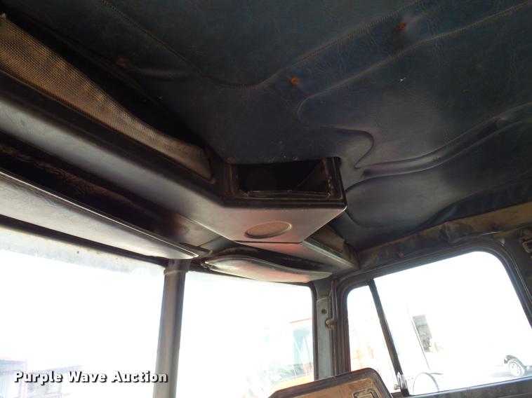 image for item K3423 1993 Freightliner FLD semi truck