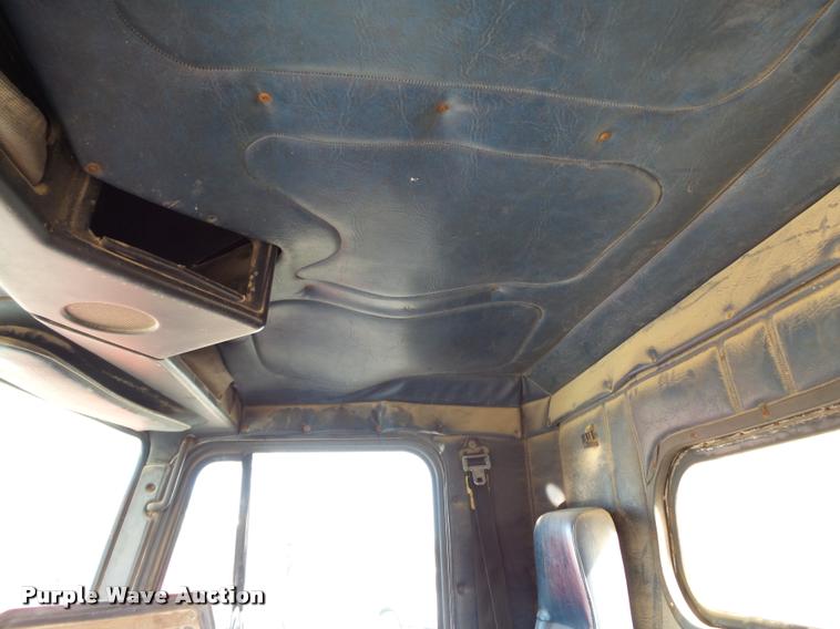 image for item K3423 1993 Freightliner FLD semi truck