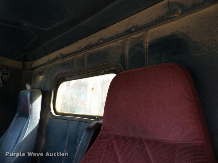 image for item K3423 1993 Freightliner FLD semi truck