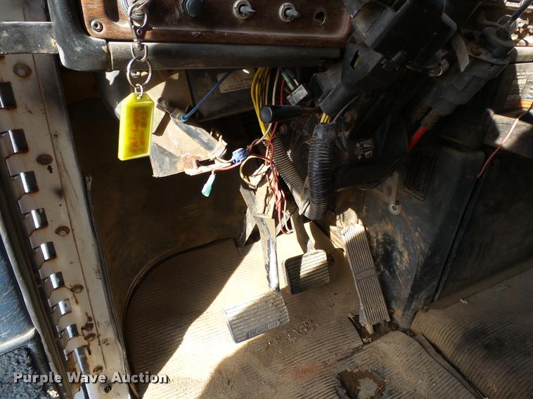 image for item K3423 1993 Freightliner FLD semi truck