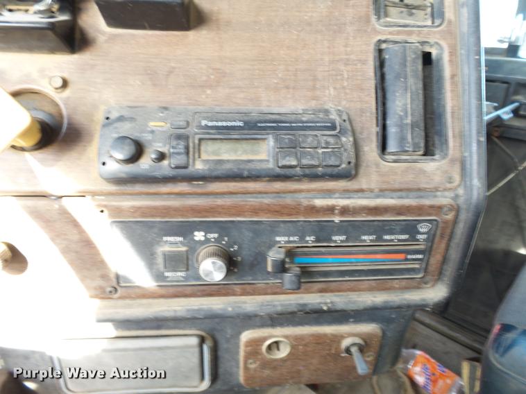 image for item K3423 1993 Freightliner FLD semi truck