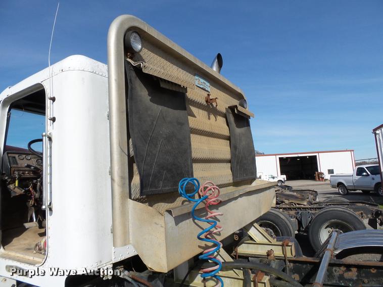 image for item K3423 1993 Freightliner FLD semi truck