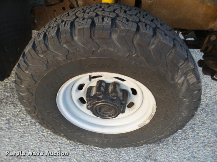 image for item L1737 2002 Ford F250 Super Duty utility truck