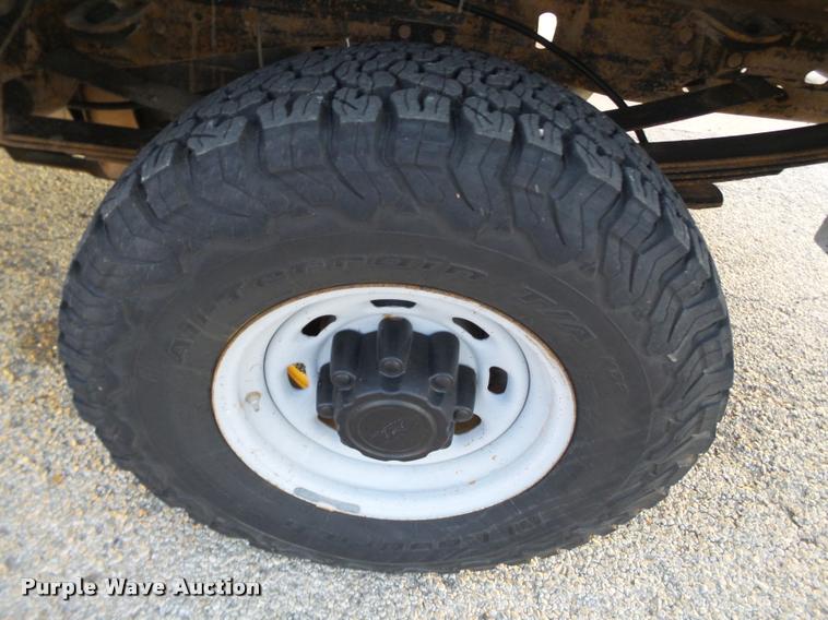 image for item L1737 2002 Ford F250 Super Duty utility truck