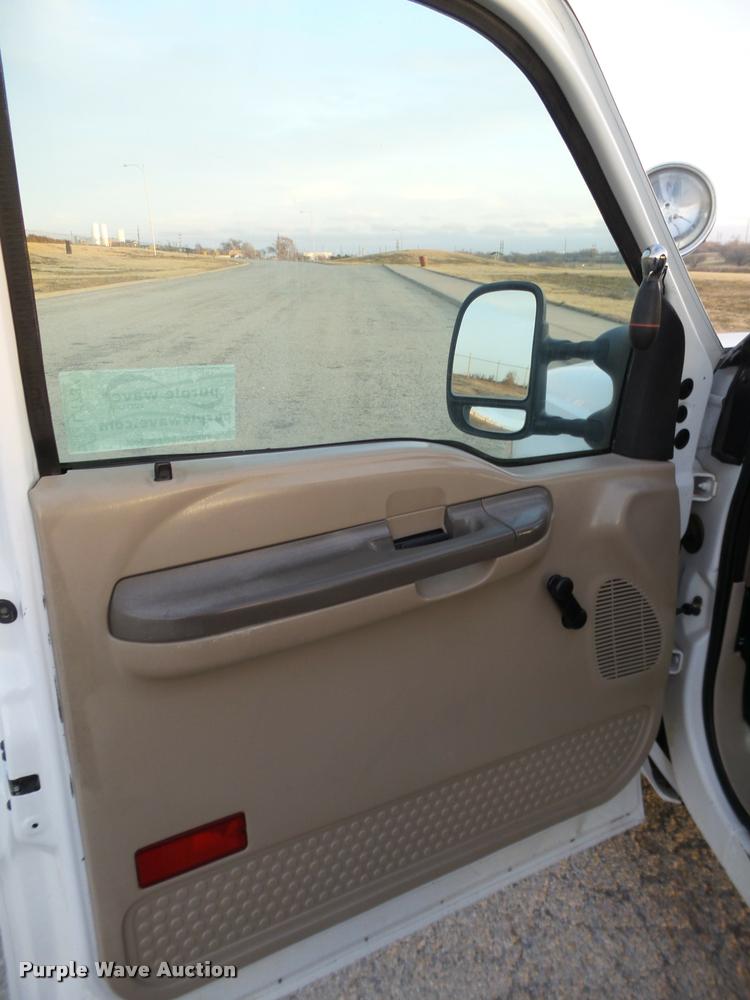 image for item L1737 2002 Ford F250 Super Duty utility truck