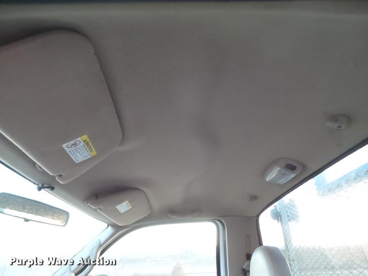 image for item L1737 2002 Ford F250 Super Duty utility truck