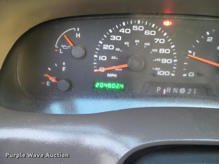 image for item L1737 2002 Ford F250 Super Duty utility truck