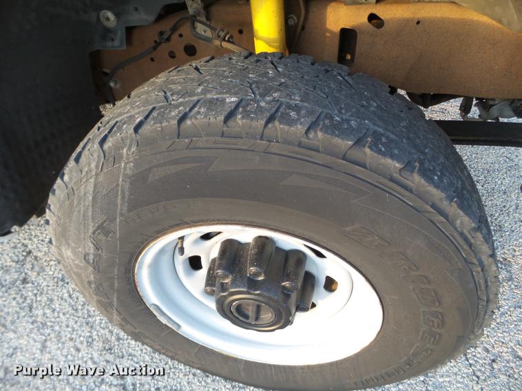 image for item L1738 2003 Ford F250 Super Duty utility truck