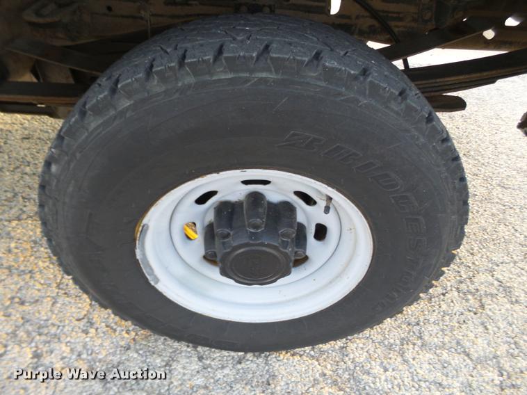 image for item L1738 2003 Ford F250 Super Duty utility truck