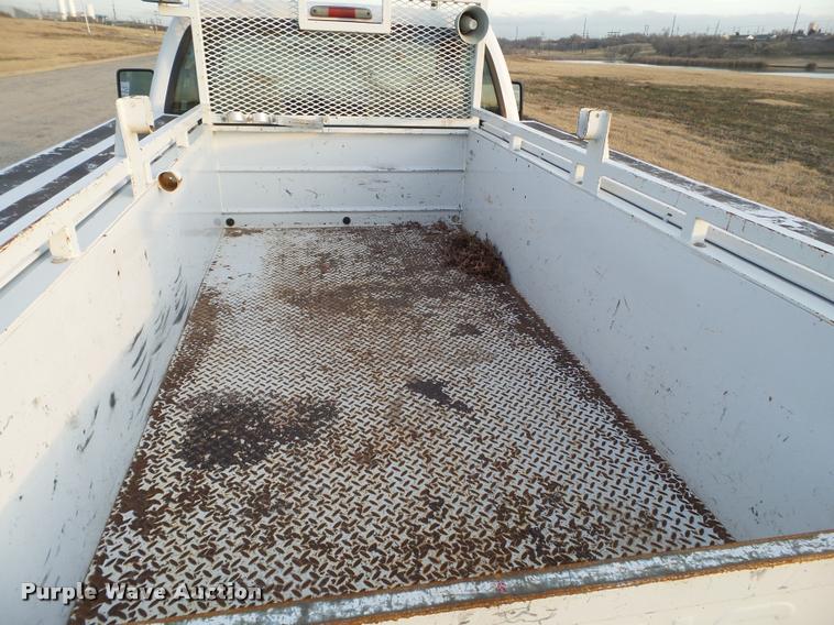 image for item L1738 2003 Ford F250 Super Duty utility truck