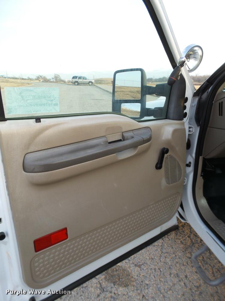 image for item L1738 2003 Ford F250 Super Duty utility truck
