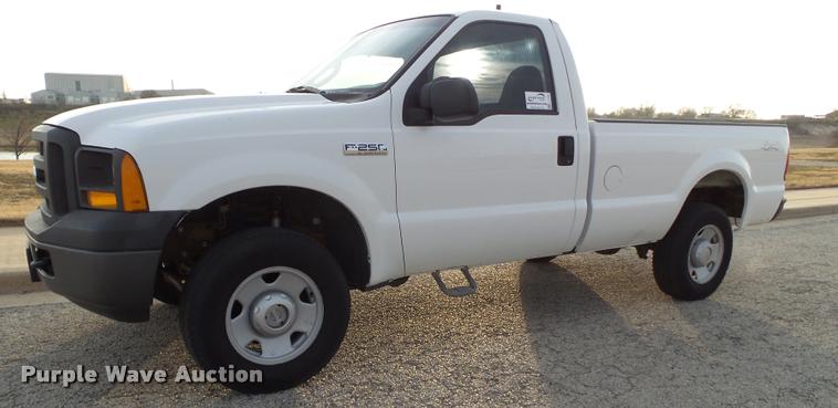 image for item L1740 2005 Ford F250 Super Duty pickup truck