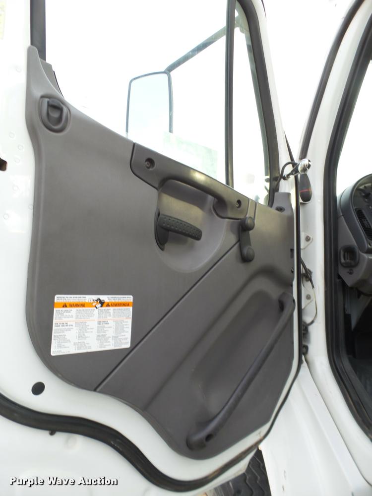 image for item L1743 2009 Freightliner Business Class M2 bucket truck