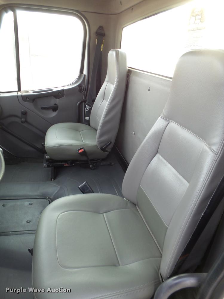 image for item L1743 2009 Freightliner Business Class M2 bucket truck