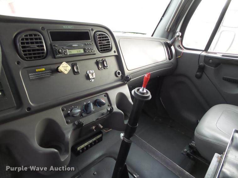 image for item L1744 2007 Freightliner Business Class M2 bucket truck