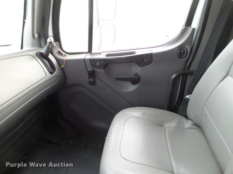 image for item L1744 2007 Freightliner Business Class M2 bucket truck