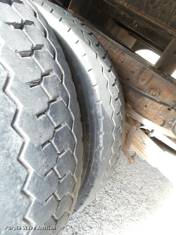 image for item L1745 2001 Ford F550 service truck with crane