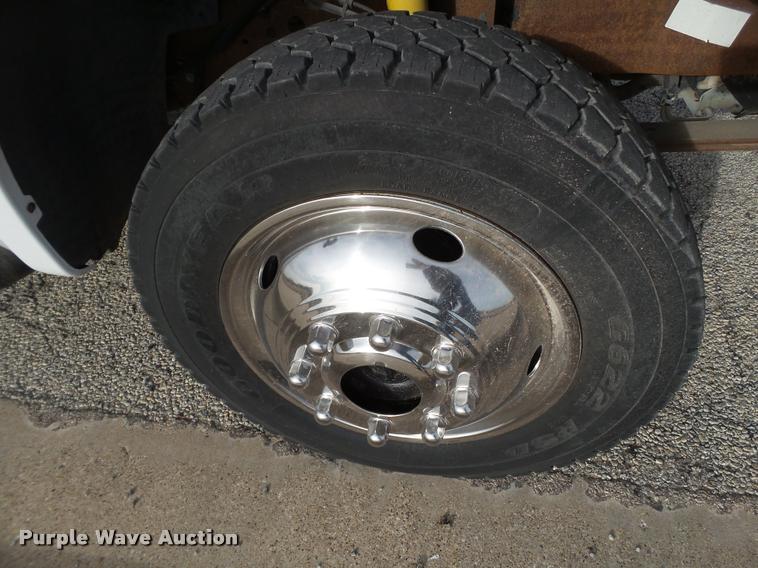 image for item L1745 2001 Ford F550 service truck with crane