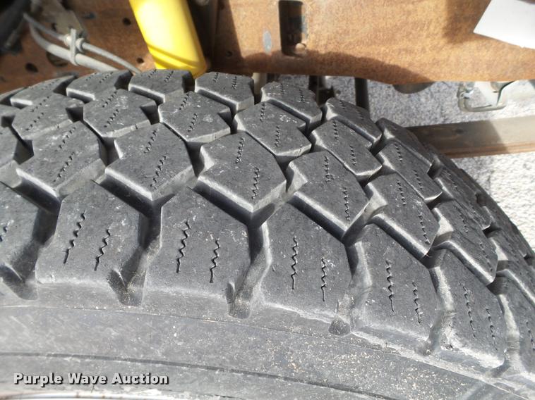 image for item L1745 2001 Ford F550 service truck with crane