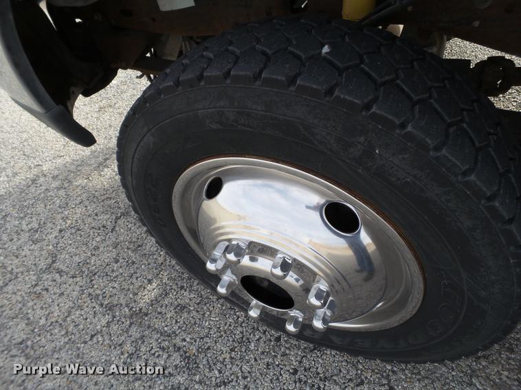 image for item L1745 2001 Ford F550 service truck with crane