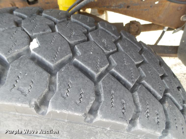 image for item L1745 2001 Ford F550 service truck with crane