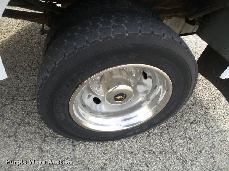 image for item L1745 2001 Ford F550 service truck with crane