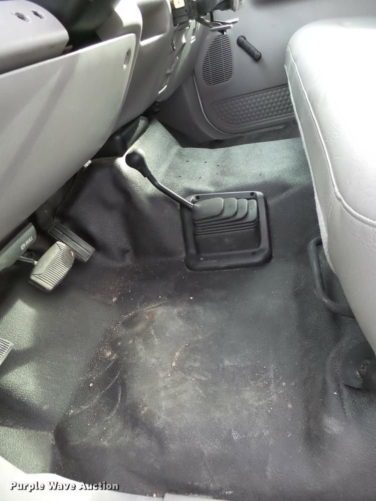 image for item L1745 2001 Ford F550 service truck with crane