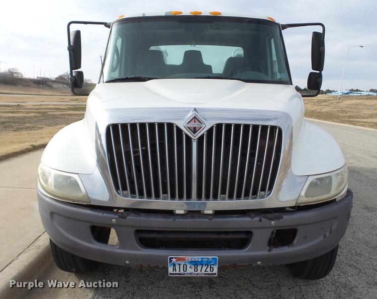 image for item L1746 2003 International DuraStar 4300 service truck with crane