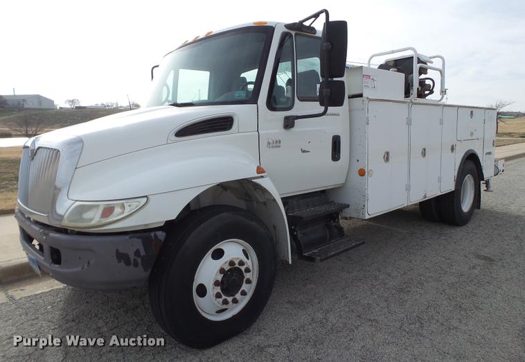 image for item L1746 2003 International DuraStar 4300 service truck with crane