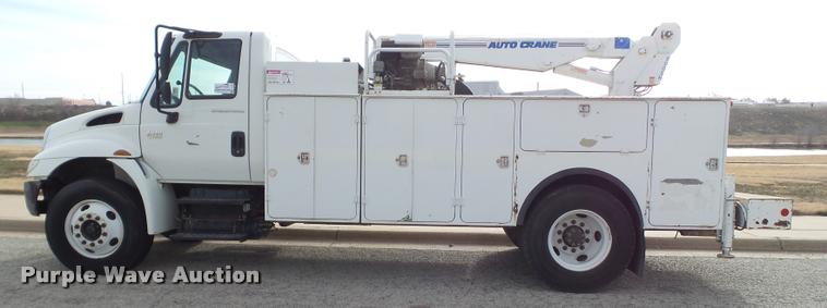 image for item L1746 2003 International DuraStar 4300 service truck with crane