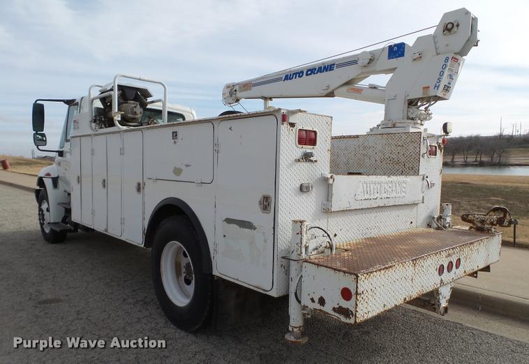 image for item L1746 2003 International DuraStar 4300 service truck with crane