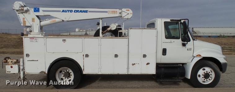 image for item L1746 2003 International DuraStar 4300 service truck with crane