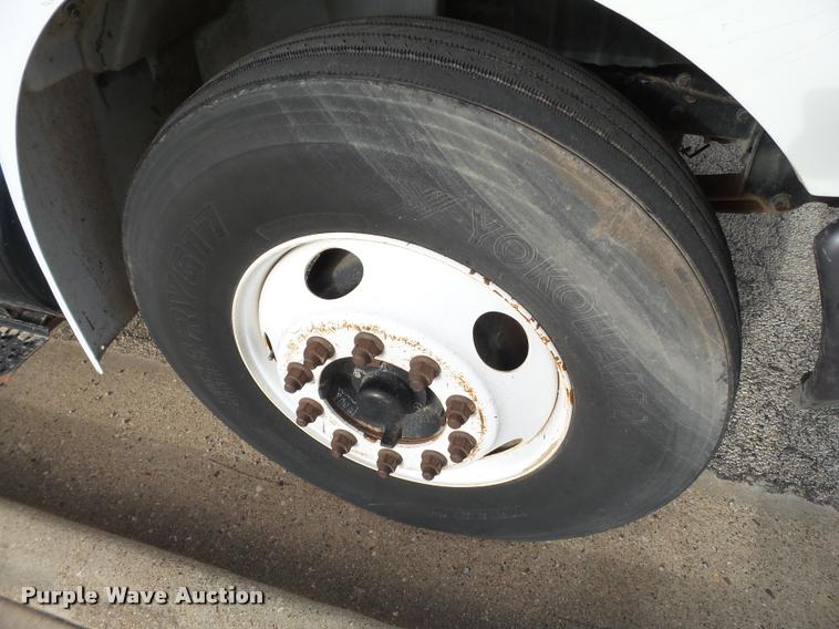 image for item L1746 2003 International DuraStar 4300 service truck with crane