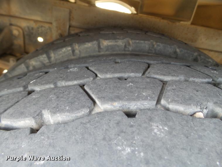 image for item L1746 2003 International DuraStar 4300 service truck with crane