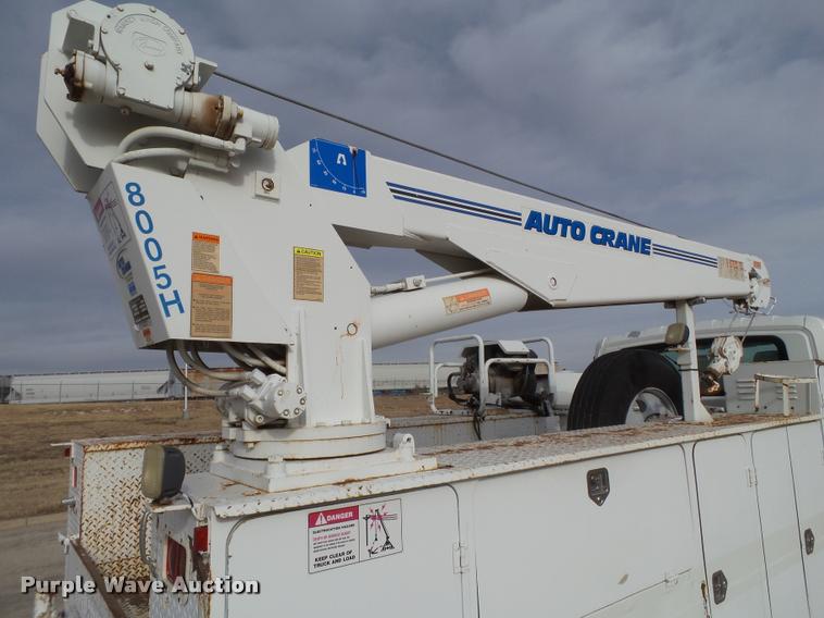 image for item L1746 2003 International DuraStar 4300 service truck with crane