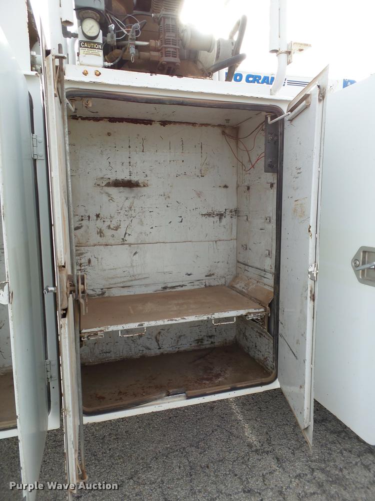 image for item L1746 2003 International DuraStar 4300 service truck with crane