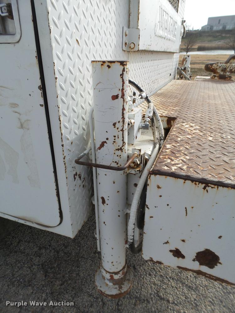 image for item L1746 2003 International DuraStar 4300 service truck with crane