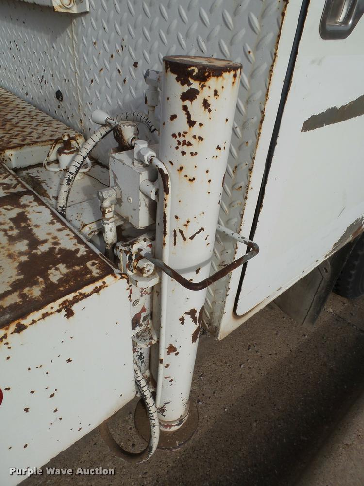 image for item L1746 2003 International DuraStar 4300 service truck with crane