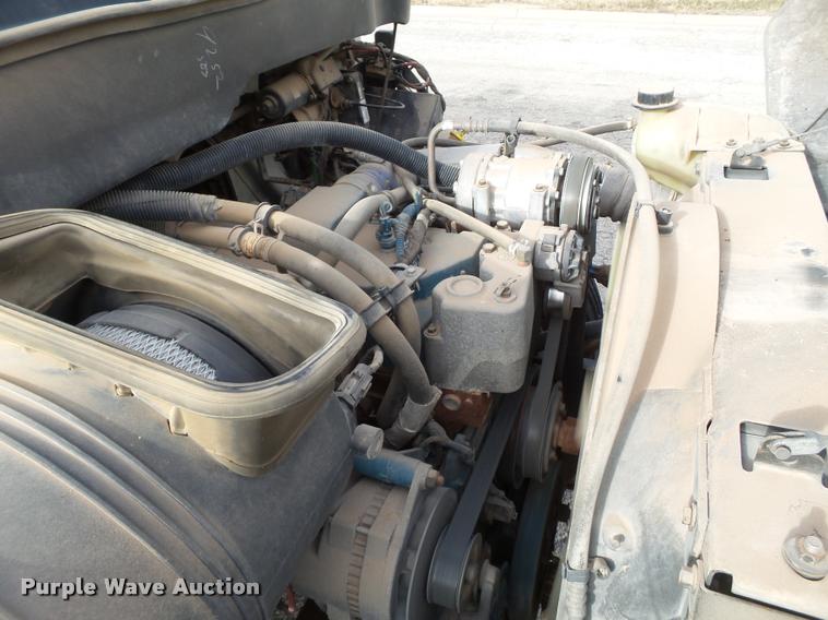 image for item L1746 2003 International DuraStar 4300 service truck with crane