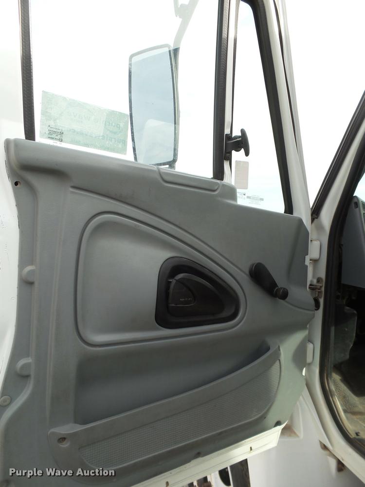 image for item L1746 2003 International DuraStar 4300 service truck with crane