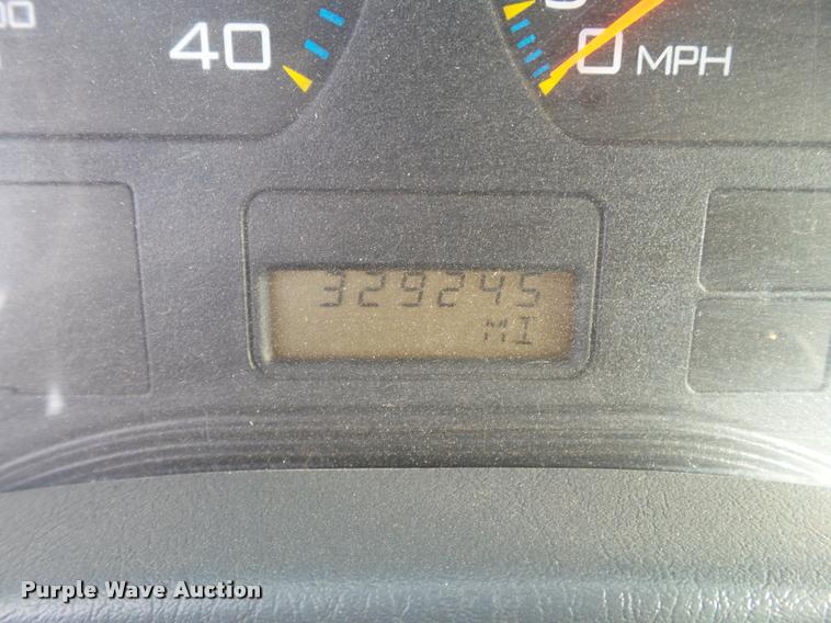 image for item L1746 2003 International DuraStar 4300 service truck with crane