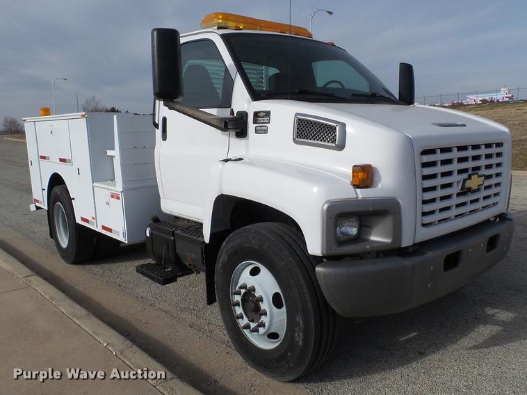 image for item L1748 2005 Chevrolet C7500 service truck