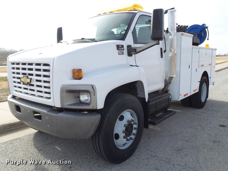 image for item L1748 2005 Chevrolet C7500 service truck