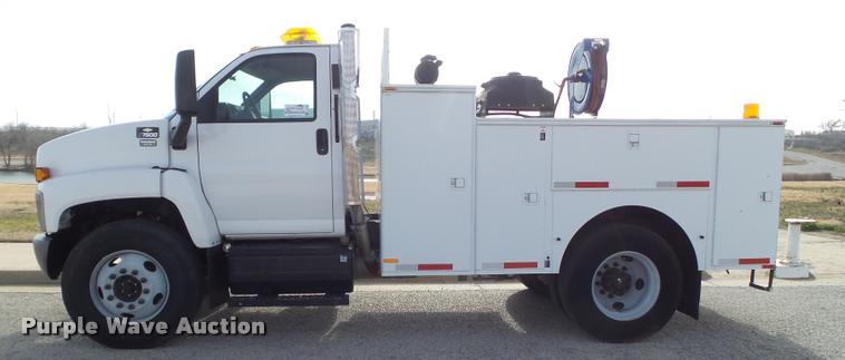 image for item L1748 2005 Chevrolet C7500 service truck