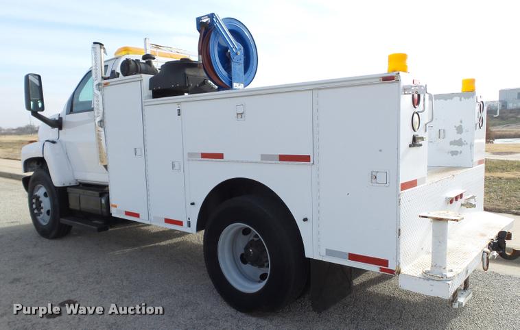 image for item L1748 2005 Chevrolet C7500 service truck